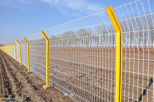 桃型柱護(hù)欄網(wǎng) 多功能圍欄在綠化與安全中的巧妙應(yīng)用